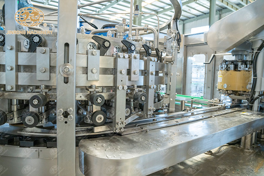 易拉罐灌裝機(jī) 易拉罐灌裝機(jī)